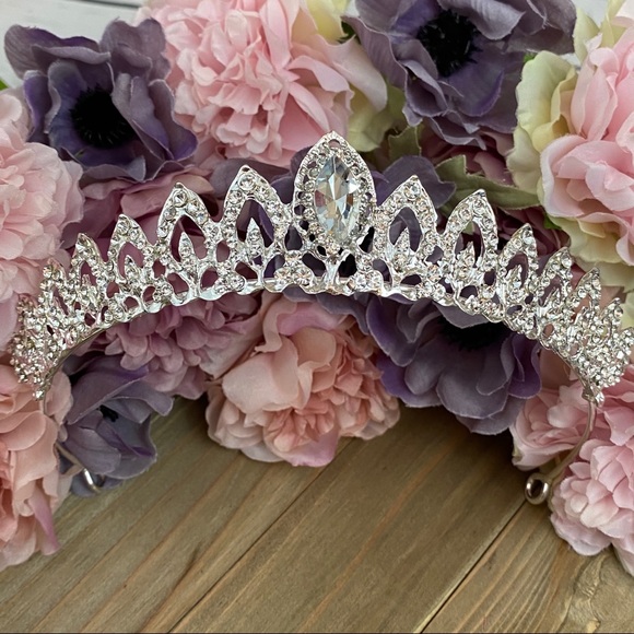Gorgeous Silver Crystal Teardrop Bridal Tiara - Picture 5 of 16